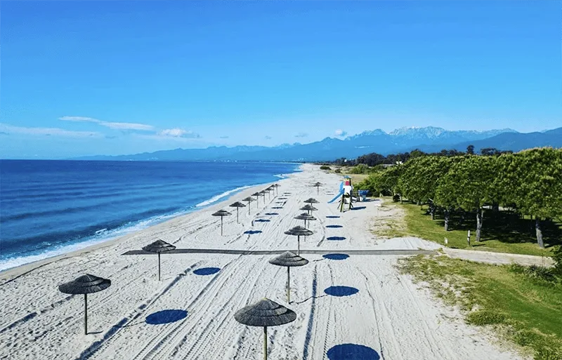 Destination-Luxe-La plage de l'Arinella Bianca