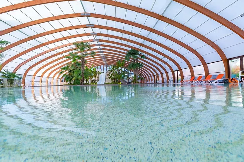 Destination-luxe-Camping-le-port-de-plaisance- la piscine-interieure