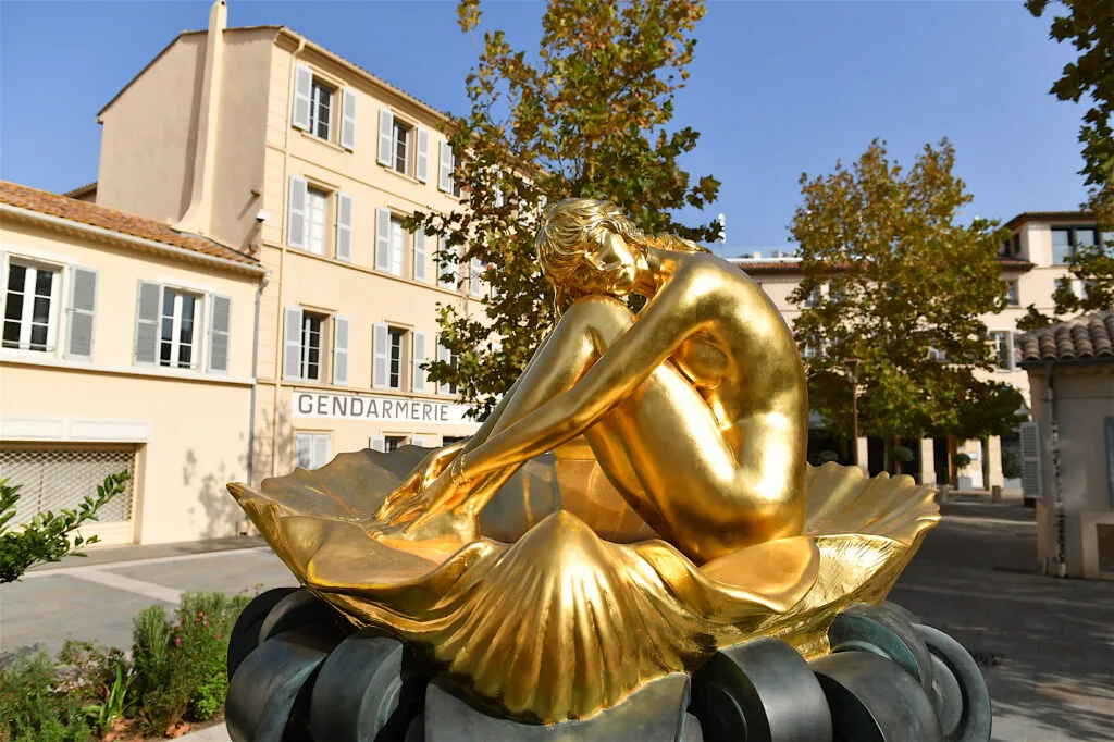 saint-tropez-destination-luxe-brigitte-bardot-statue