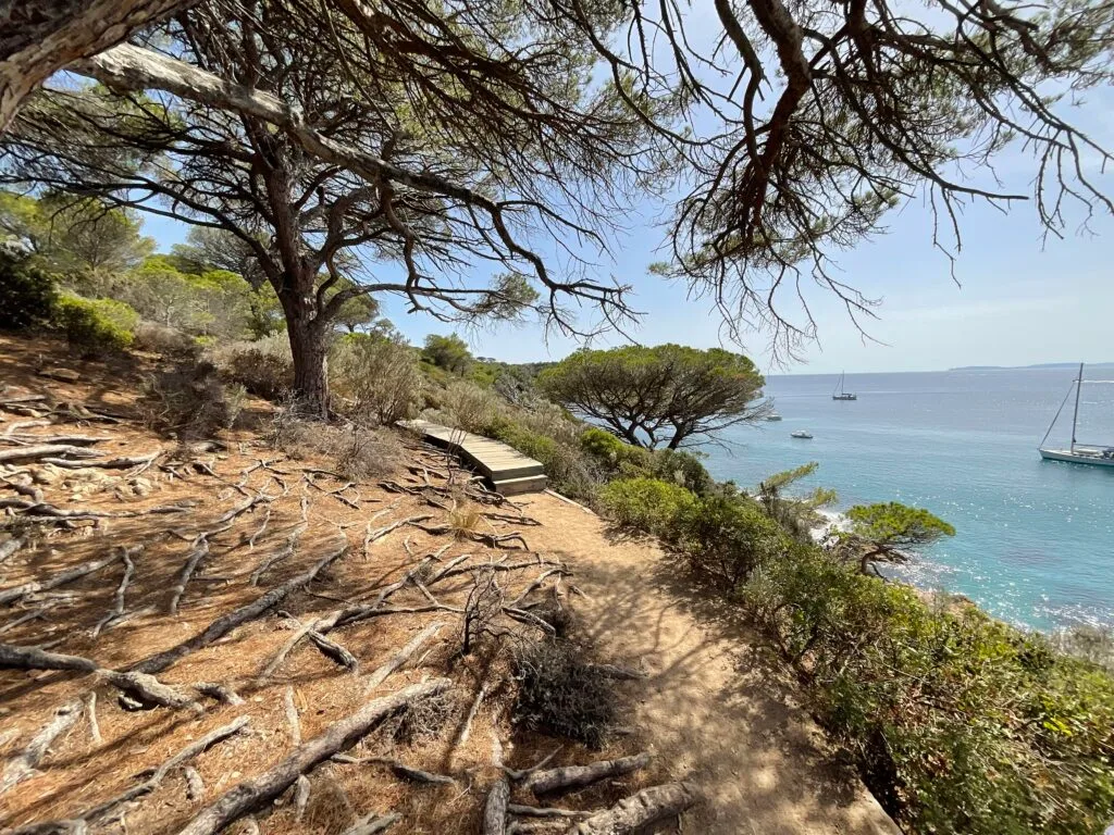 sentier-du-littoral-saint-tropez-destination-luxe