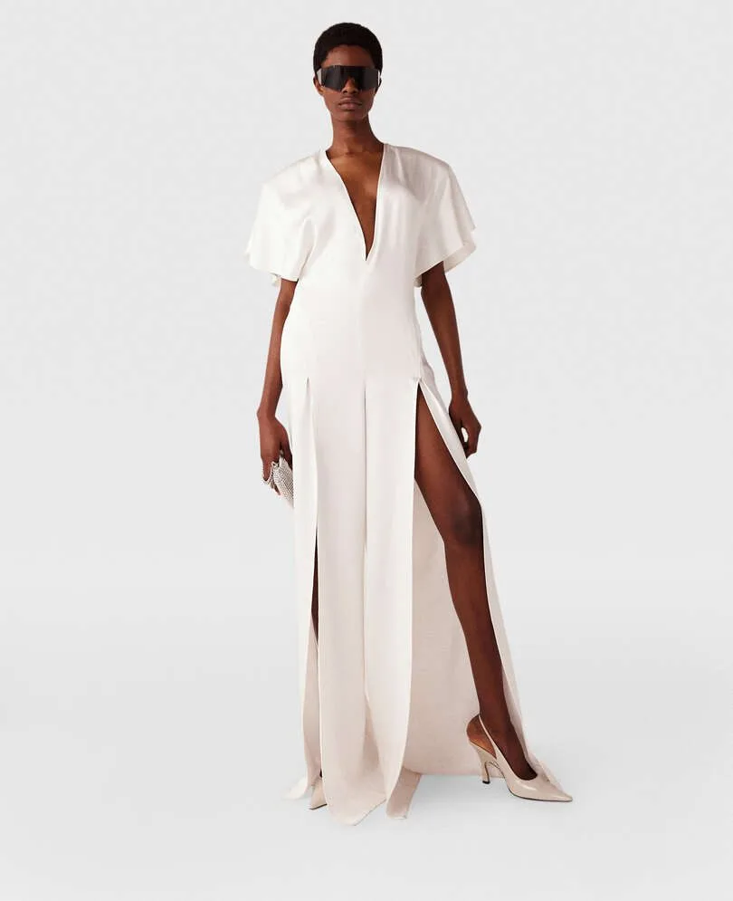 mode-tendance-2024:2025-robe-fendue-destination-luxe