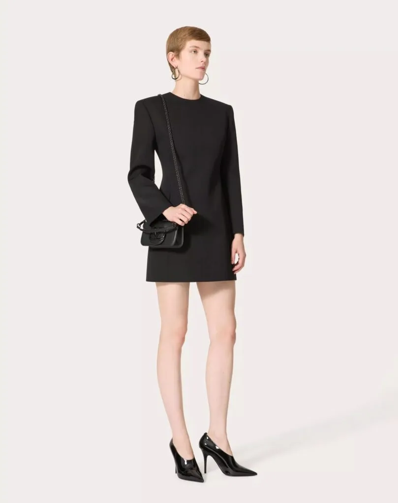 mode-tendance-automne-hiver-2024-2025-robe-epaulettes-destination-luxe