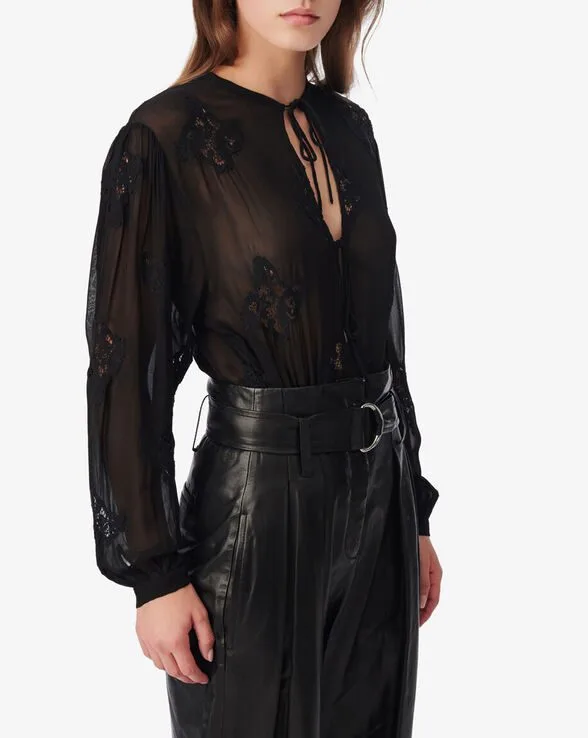 tendance-mode-automne-hiver2024-2025-blouse-transparente-destination-luxe