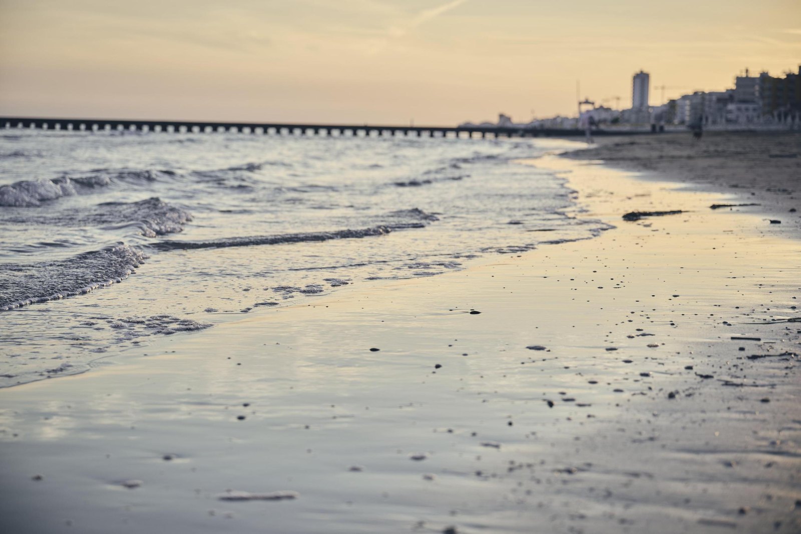 Plage de Jesolo au coucher du soleil, près de Venise, hors saison