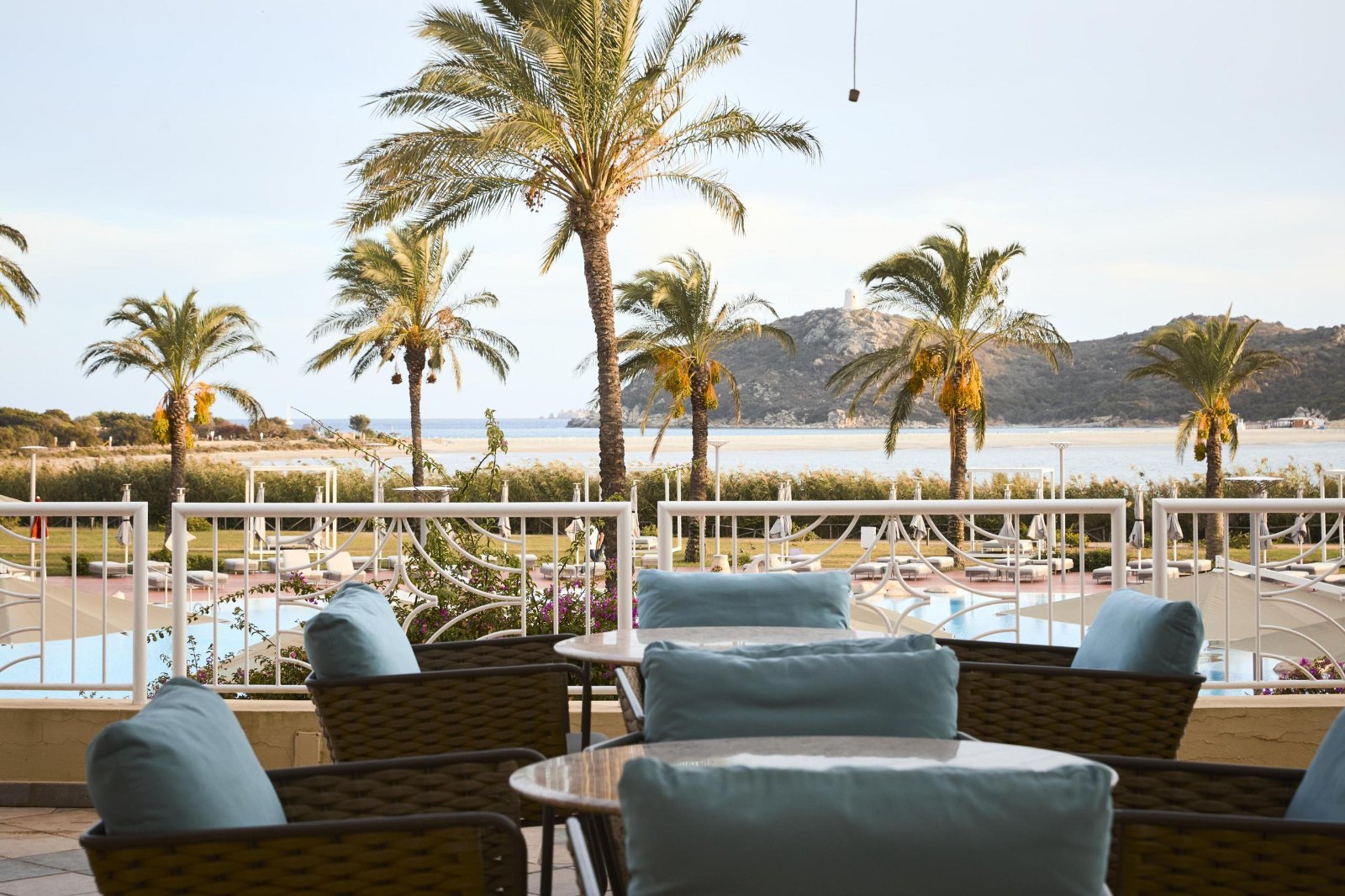 Piscine et palmiers de l’Almar Timi Ama, hôtel de luxe en Sardaigne à Villasimius