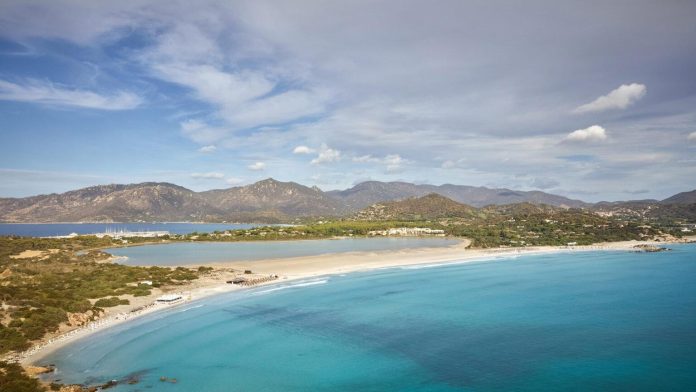 Plage de sable blanc et eau turquoise à Villasimius, en Sardaigne, en automne
