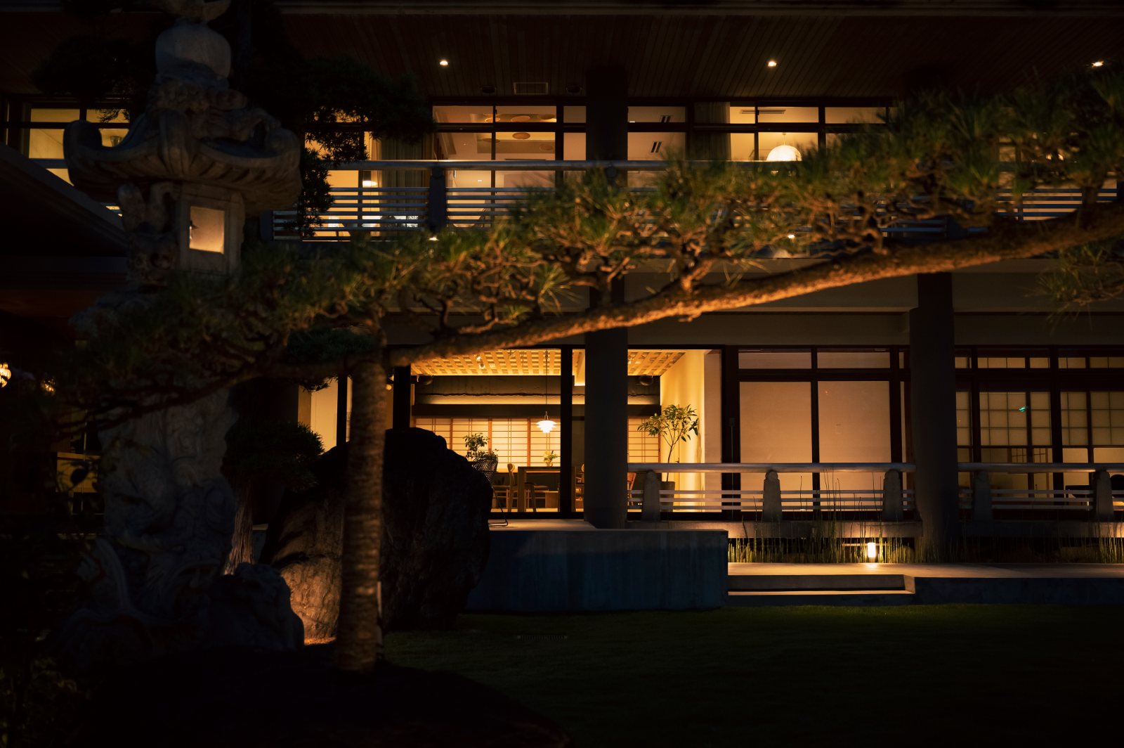 Le jardin traditionnel d’Anabuki-tei à la nuit tombée