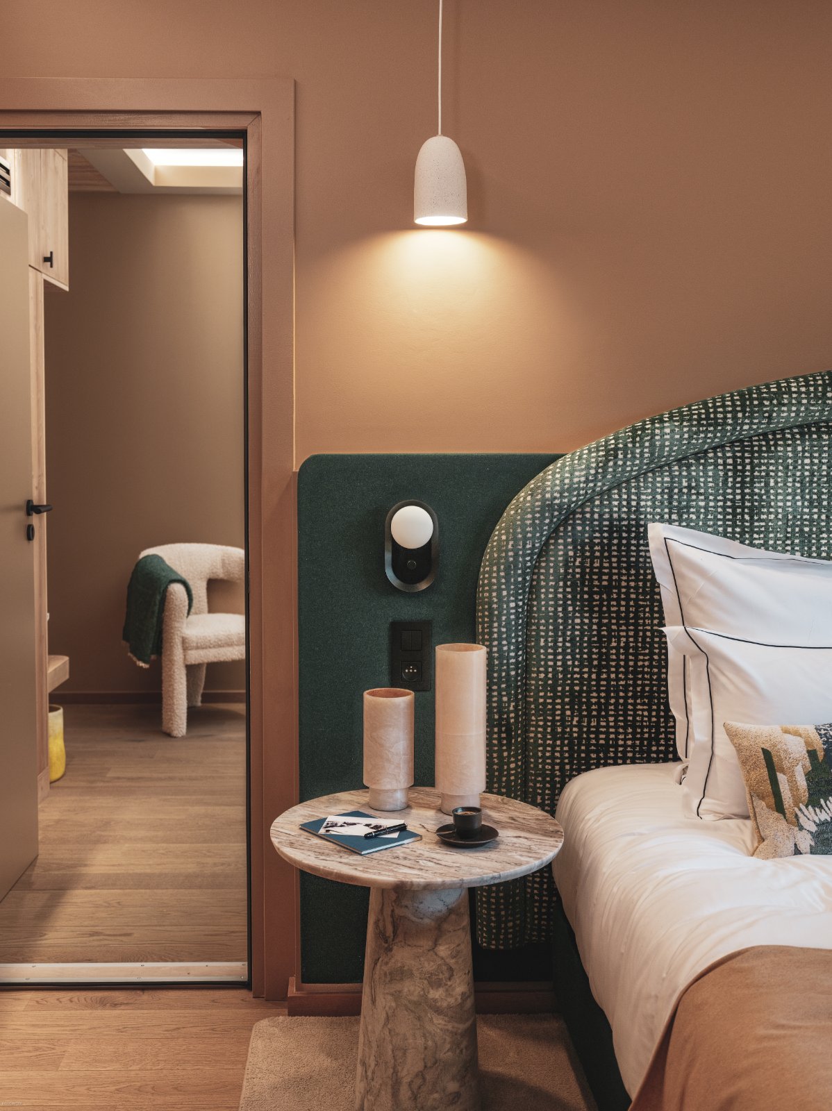 Ambiance chaleureuse d’une chambre de Bârma Courchevel