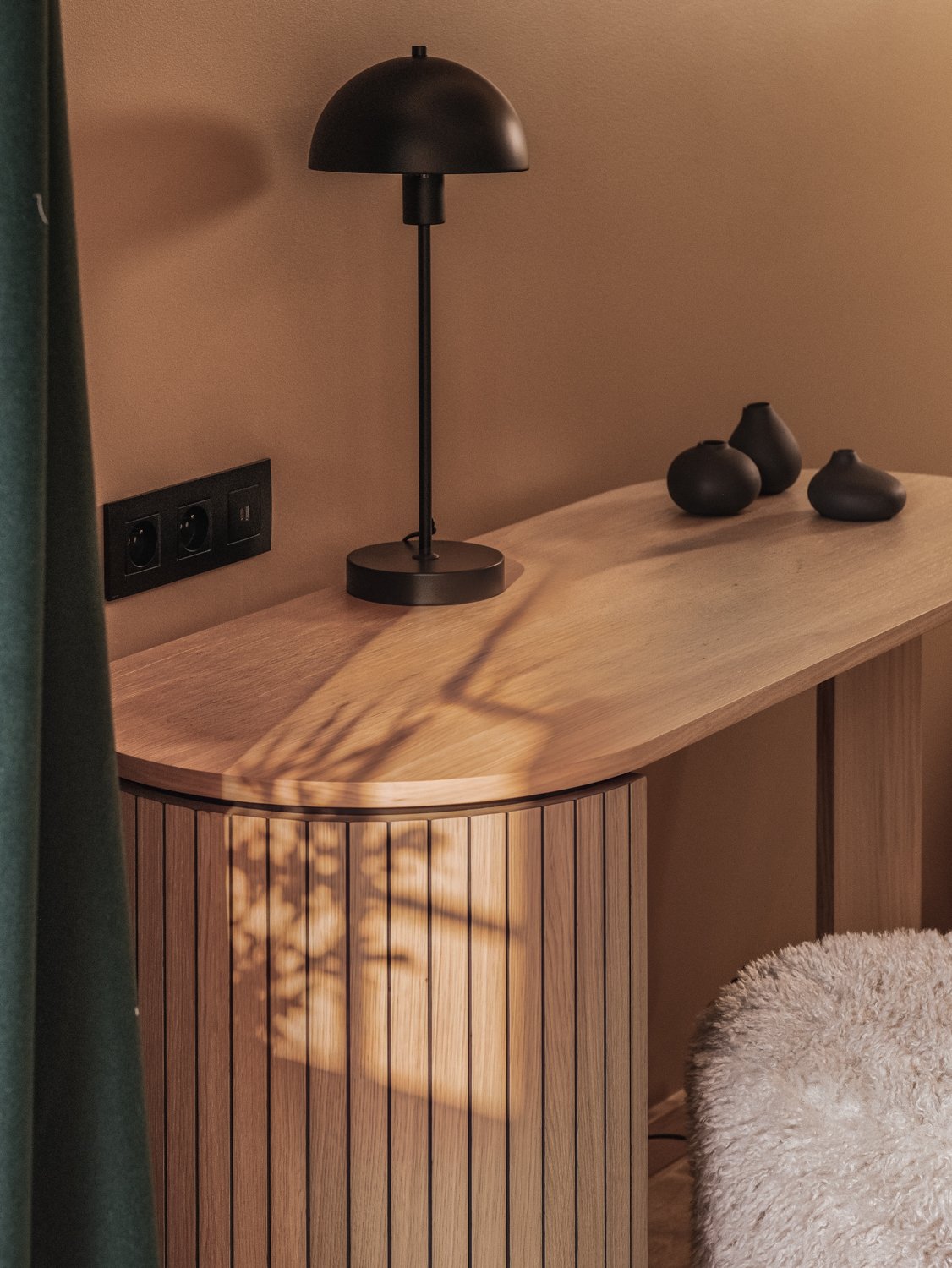 Bureau en bois et lampe dans une chambre de Bârma Courchevel