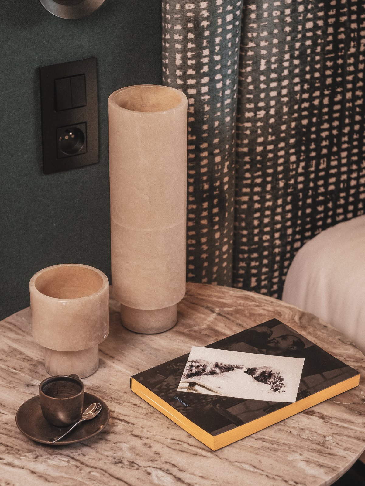 Table de chevet et objets en céramique dans une chambre de Bârma