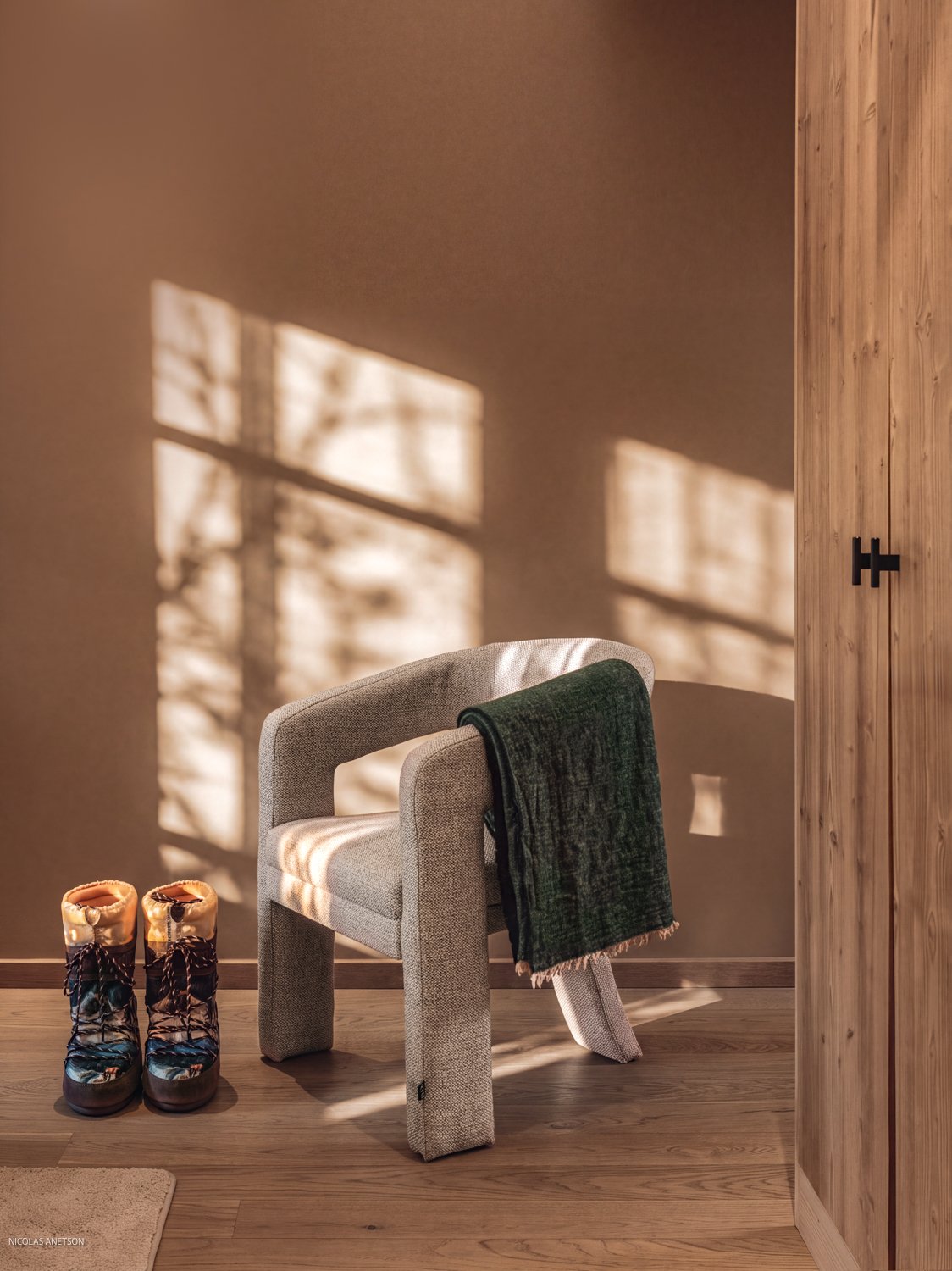 Fauteuil et lumière d’hiver dans une chambre Supérieure de Bârma