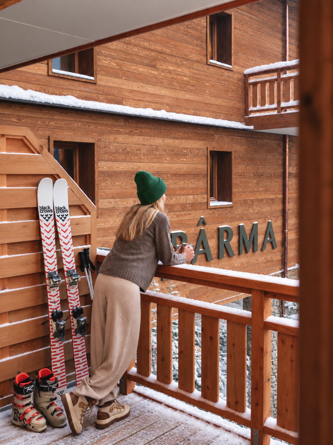 Skis posés au balcon d’une chambre de Bârma Courchevel, à La Tania