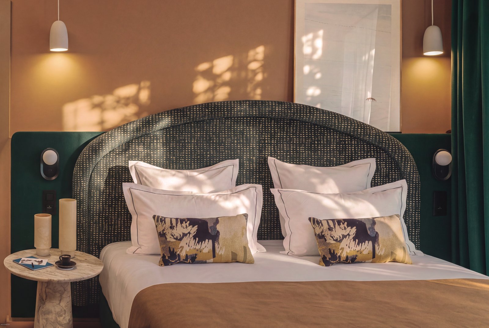 Lit king size et tête de lit tressée dans une chambre Supérieure de Bârma