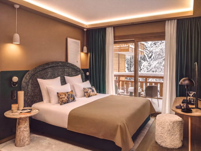 Bârma Courchevel : chambre Supérieure et sa baie vitrée ouverte sur la montagne