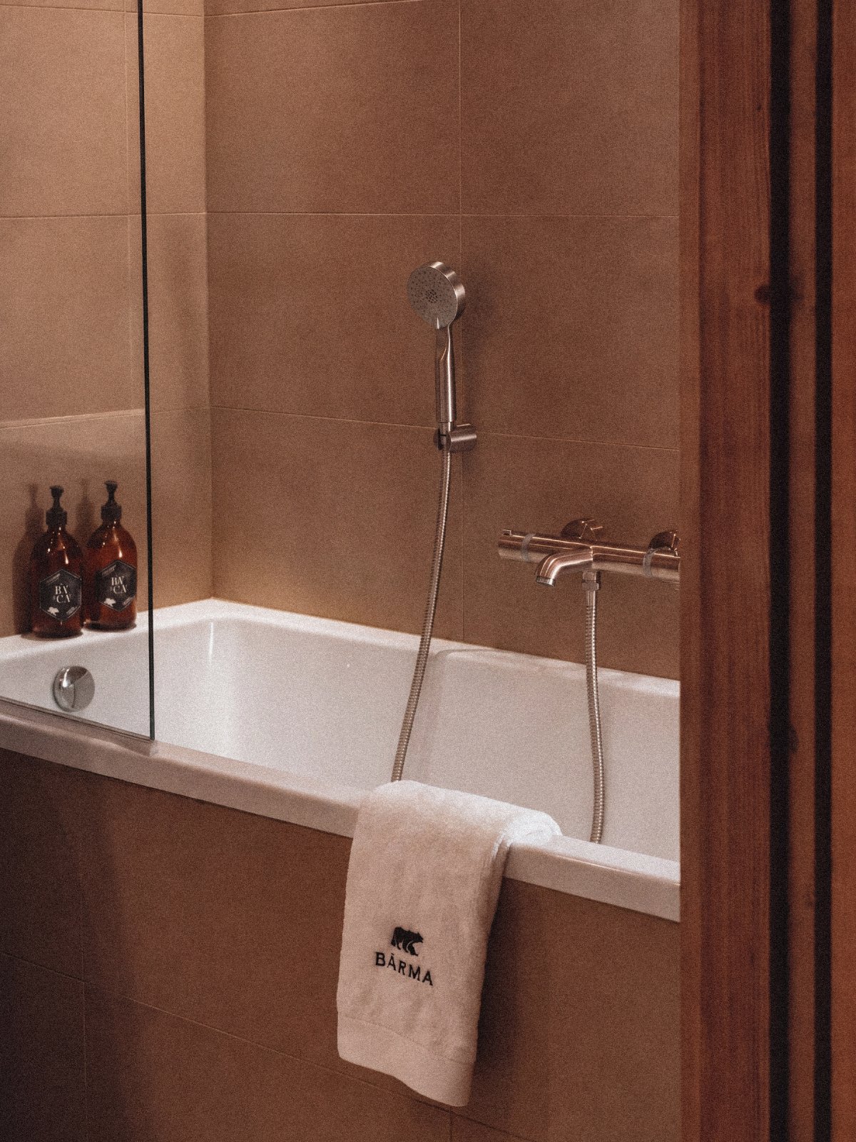 Baignoire et douche dans une salle de bains de Bârma Courchevel