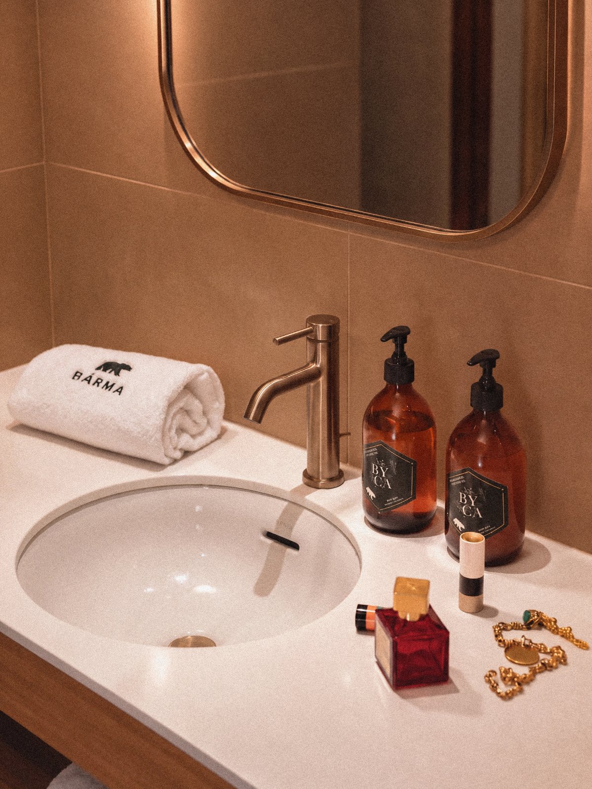Vasque et produits d’accueil dans une salle de bains de Bârma Courchevel