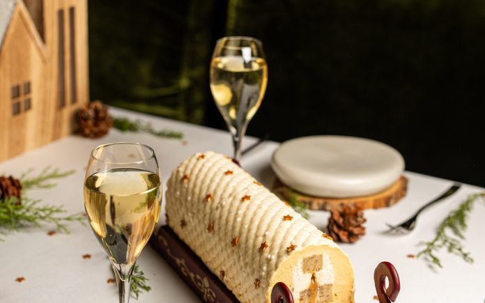 Bûche de Noël 2026 « Retour du ski » du Faventia à Terre Blanche, présentée sur une luge rouge