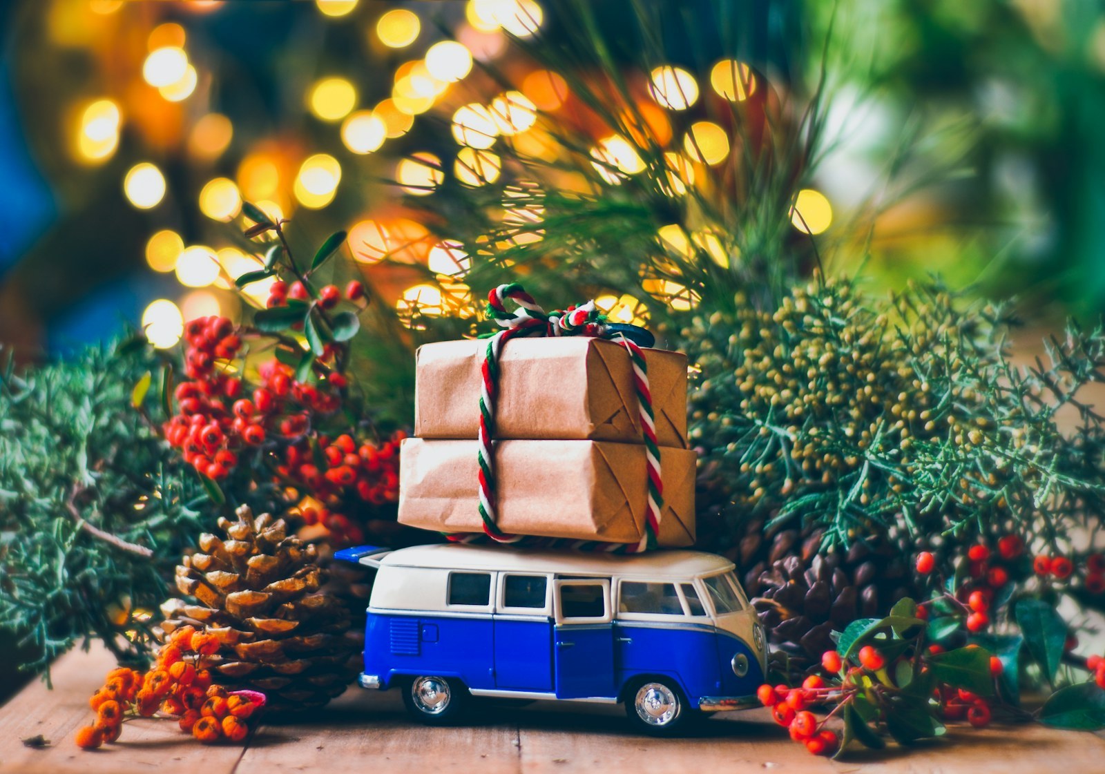 Petite camionnette chargée de cadeaux dans un sapin de Noël, idée cadeau voyage