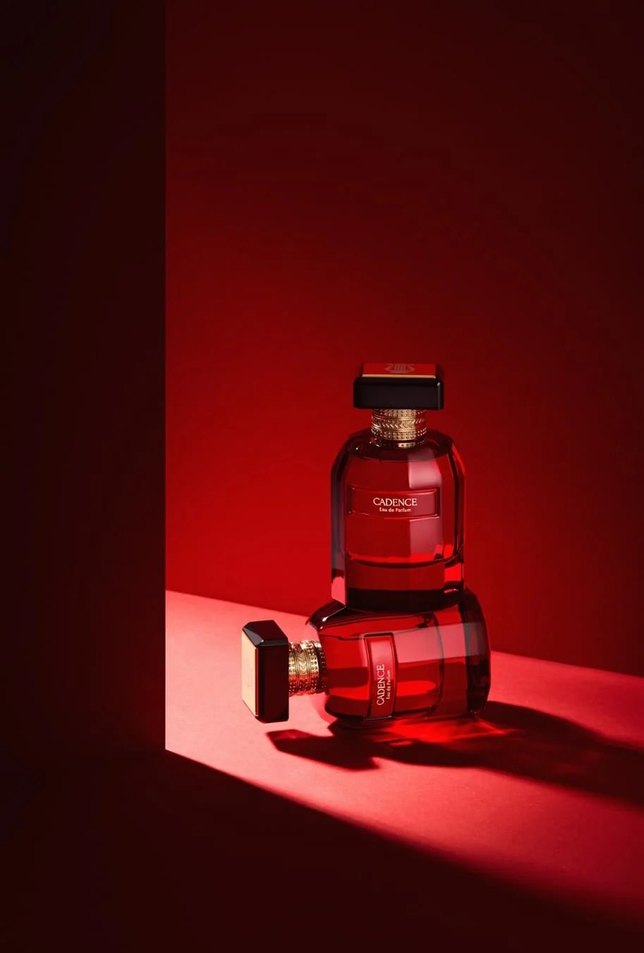 Le flacon ambré de Cadence sur fond rouge