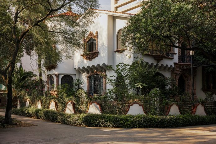 Façade et jardin de la Casa de Los Leones, demeure historique restaurée du quartier de Polanco à Mexico