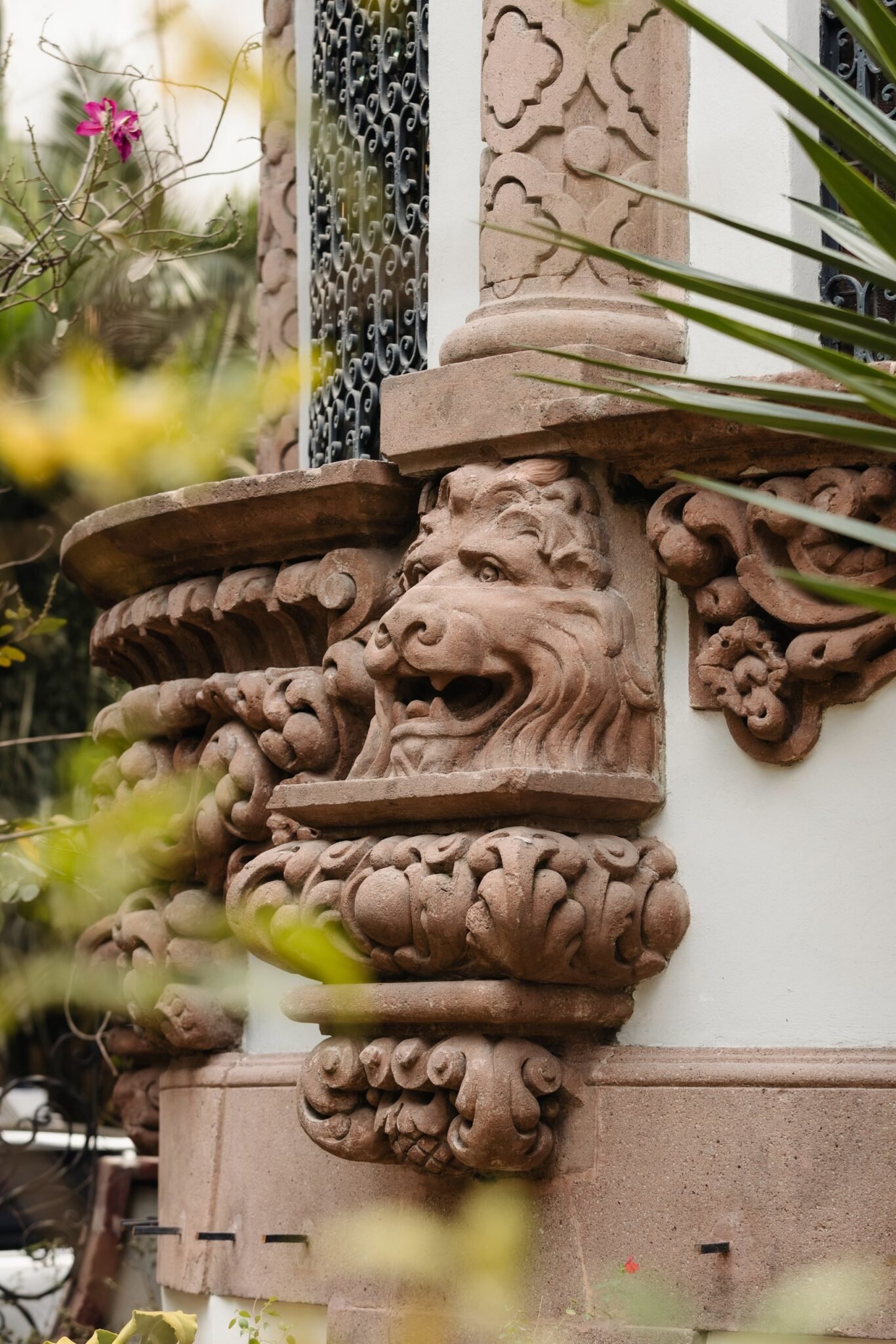 Tête de lion sculptée dans la pierre de la Casa de Los Leones