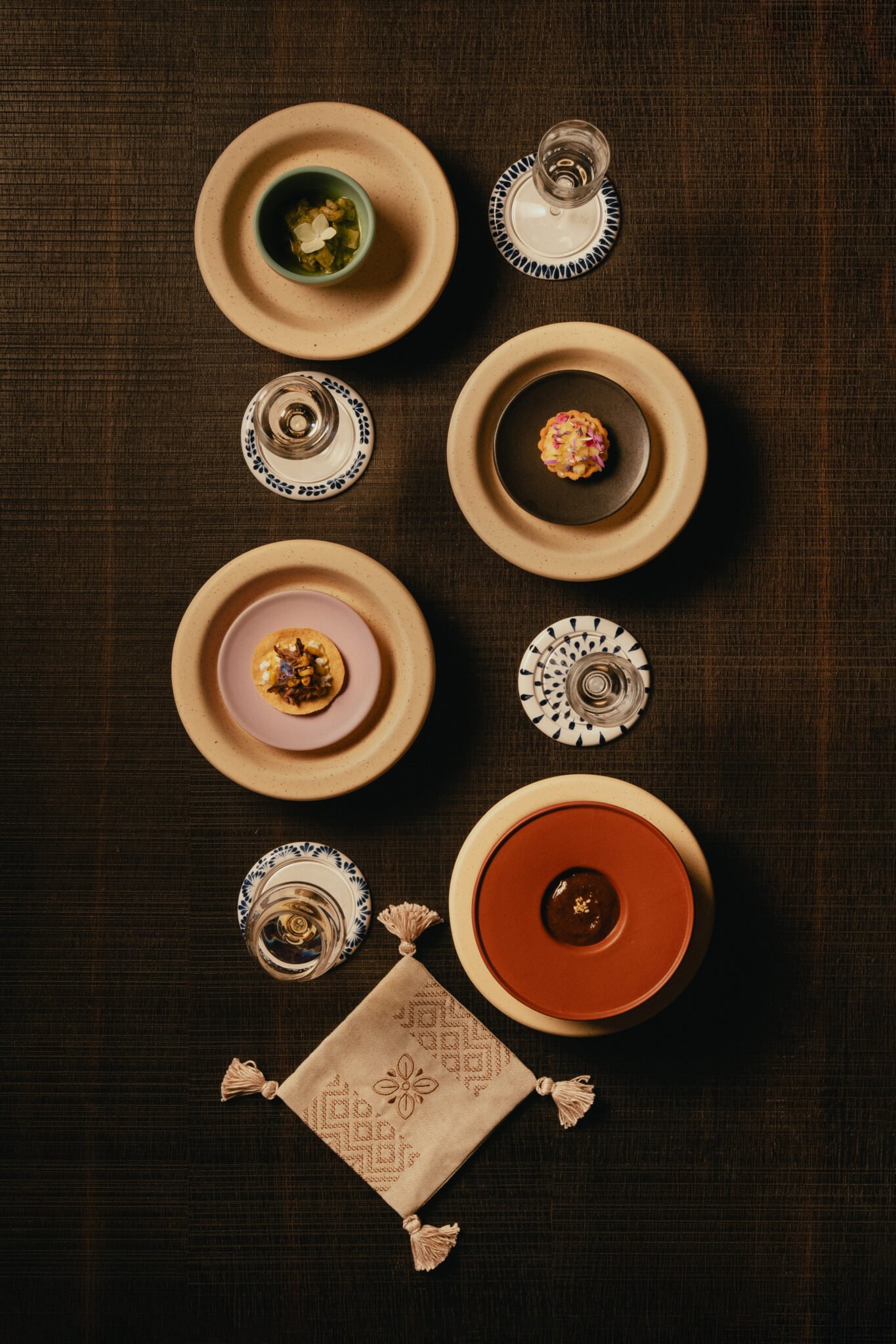 Assiettes de bouchées et verres de dégustation vus du dessus