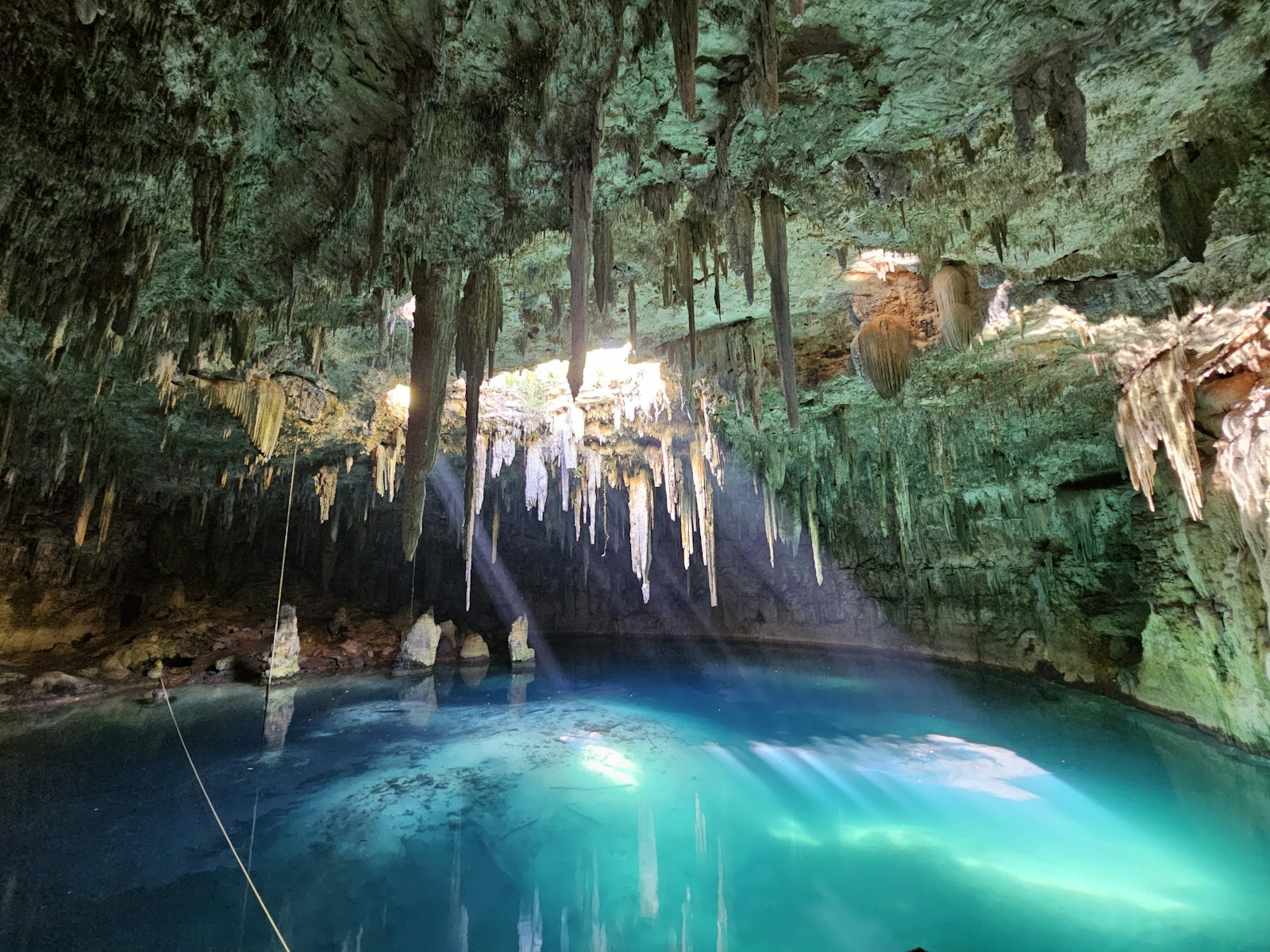 Les eaux turquoise d’un cénote au Mexique