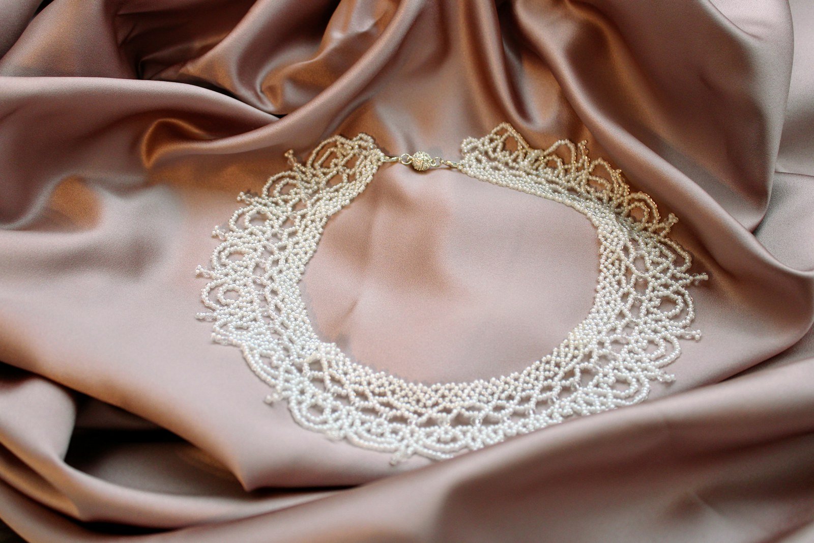 Collier perlé sur satin, l'art de vivre et la séduction selon Nadine de Rothschild
