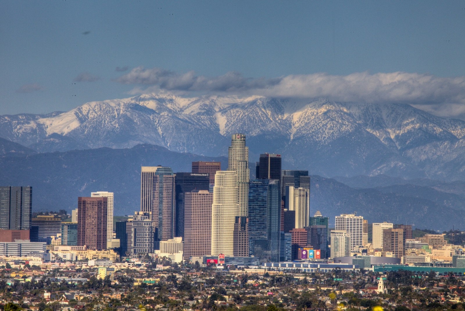 Gratte-ciel de Downtown Los Angeles devant les montagnes enneigées