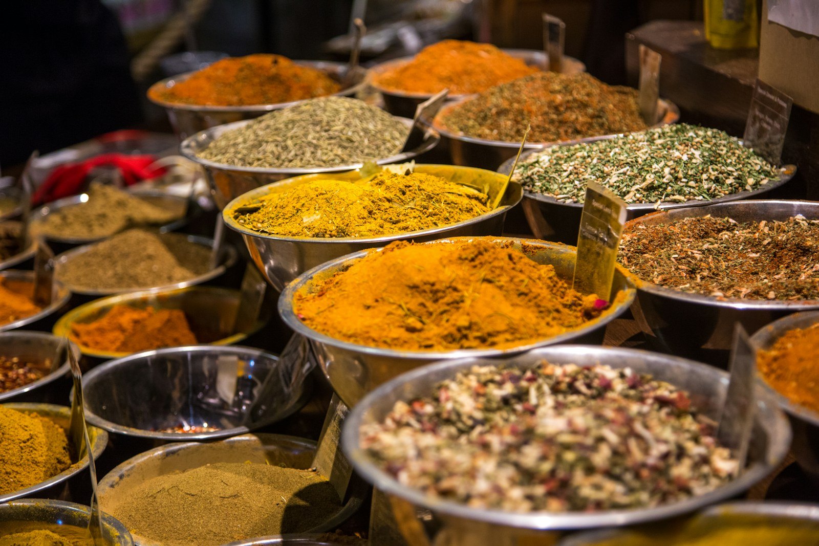 Épices douces et colorées, inspiration de la cuisine tunisienne