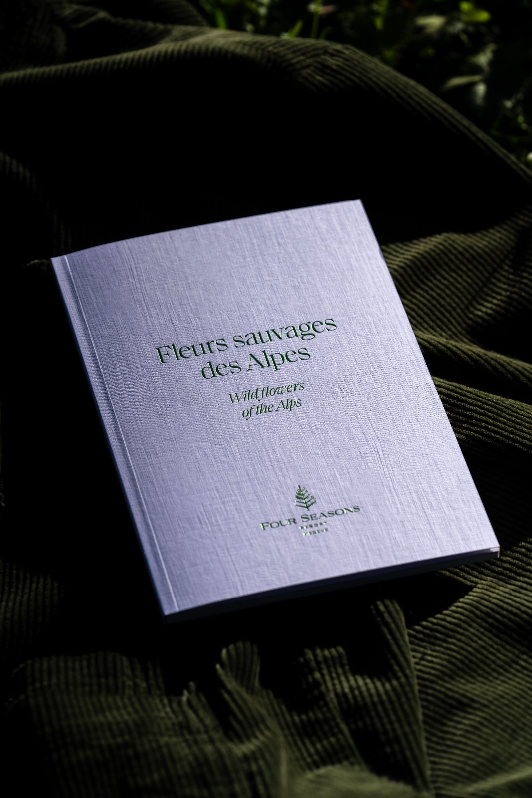 Le livre « Fleurs sauvages des Alpes », édité en série très limitée