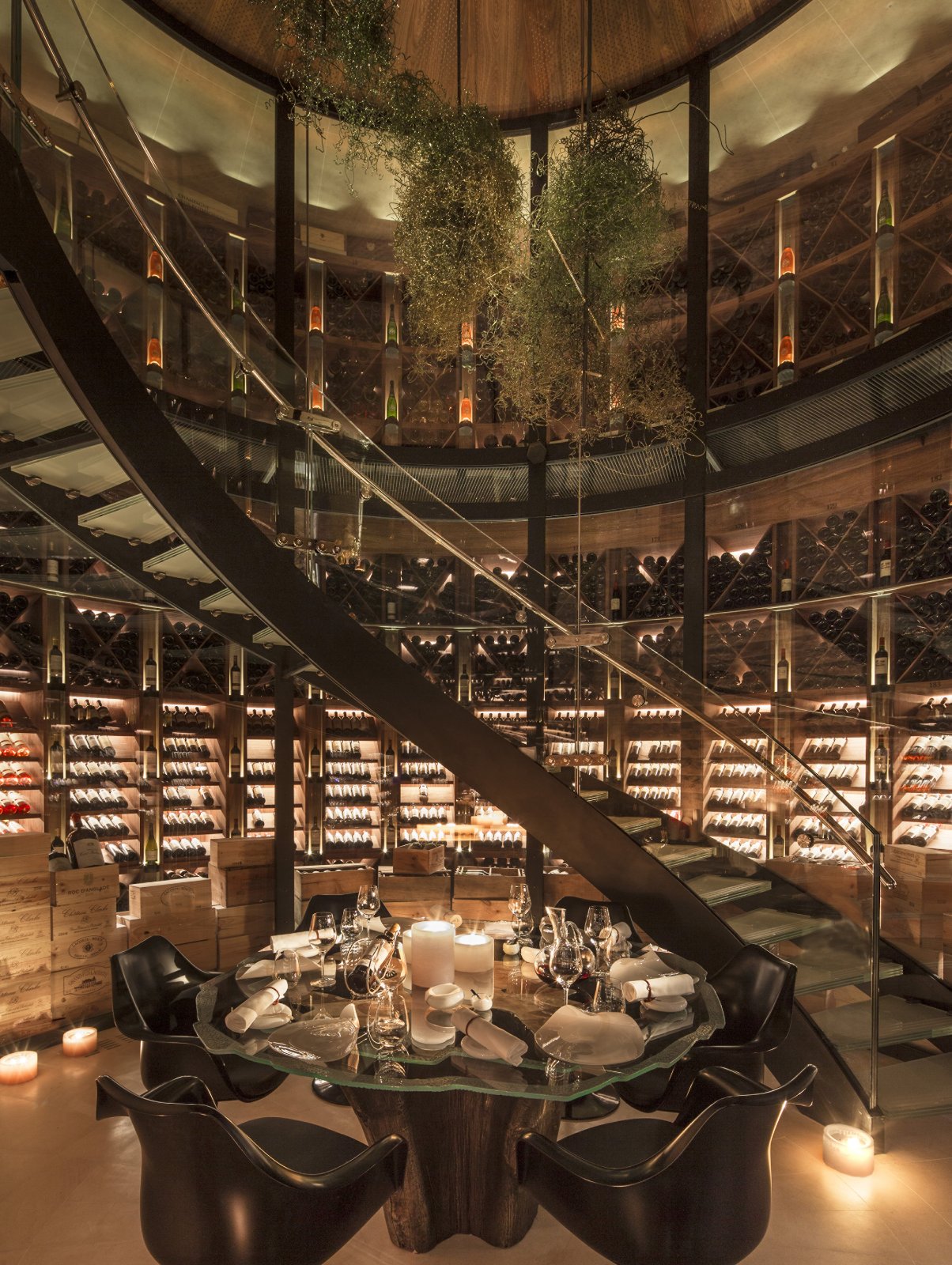 La cave à vin et son escalier en colimaçon au Four Seasons Resort Megève
