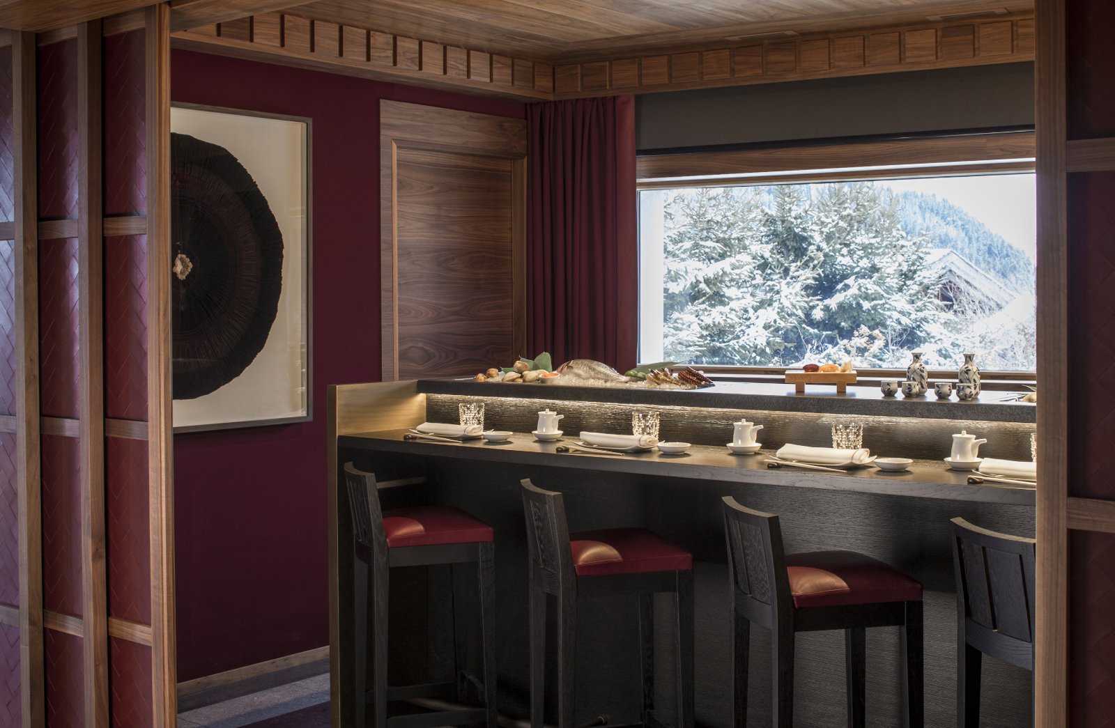 Un comptoir face aux montagnes au Four Seasons Resort Megève