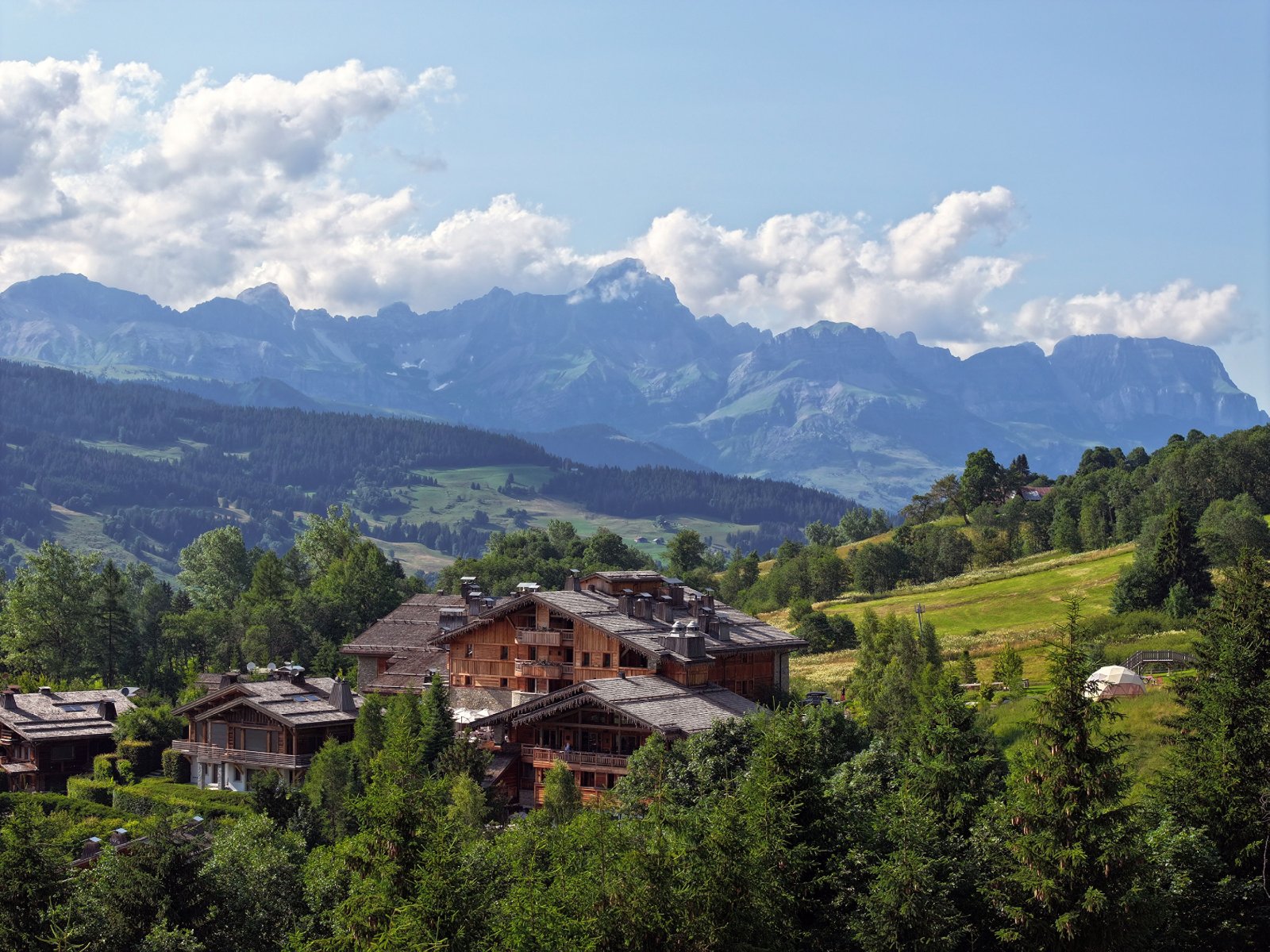 Le Four Seasons Resort Megève l’été, entre chalets et prairies