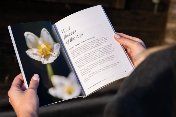 Four Seasons Megève : le livre « Fleurs sauvages des Alpes » ouvert sur une fleur blanche
