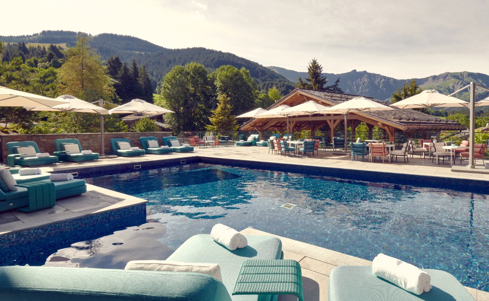 La piscine extérieure chauffée du Four Seasons Resort Megève l’été
