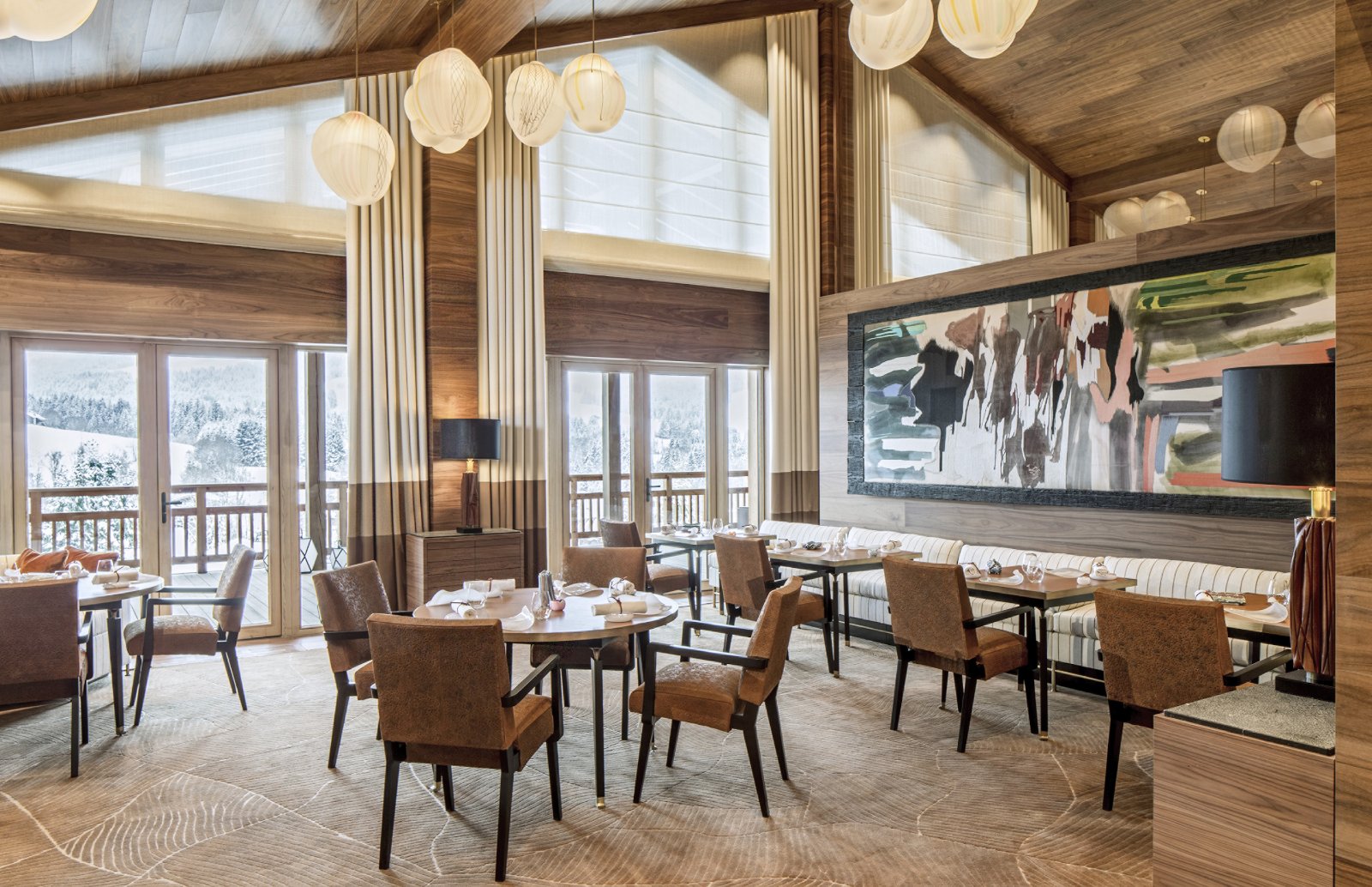 Salle de restaurant chaleureuse au Four Seasons Resort Megève