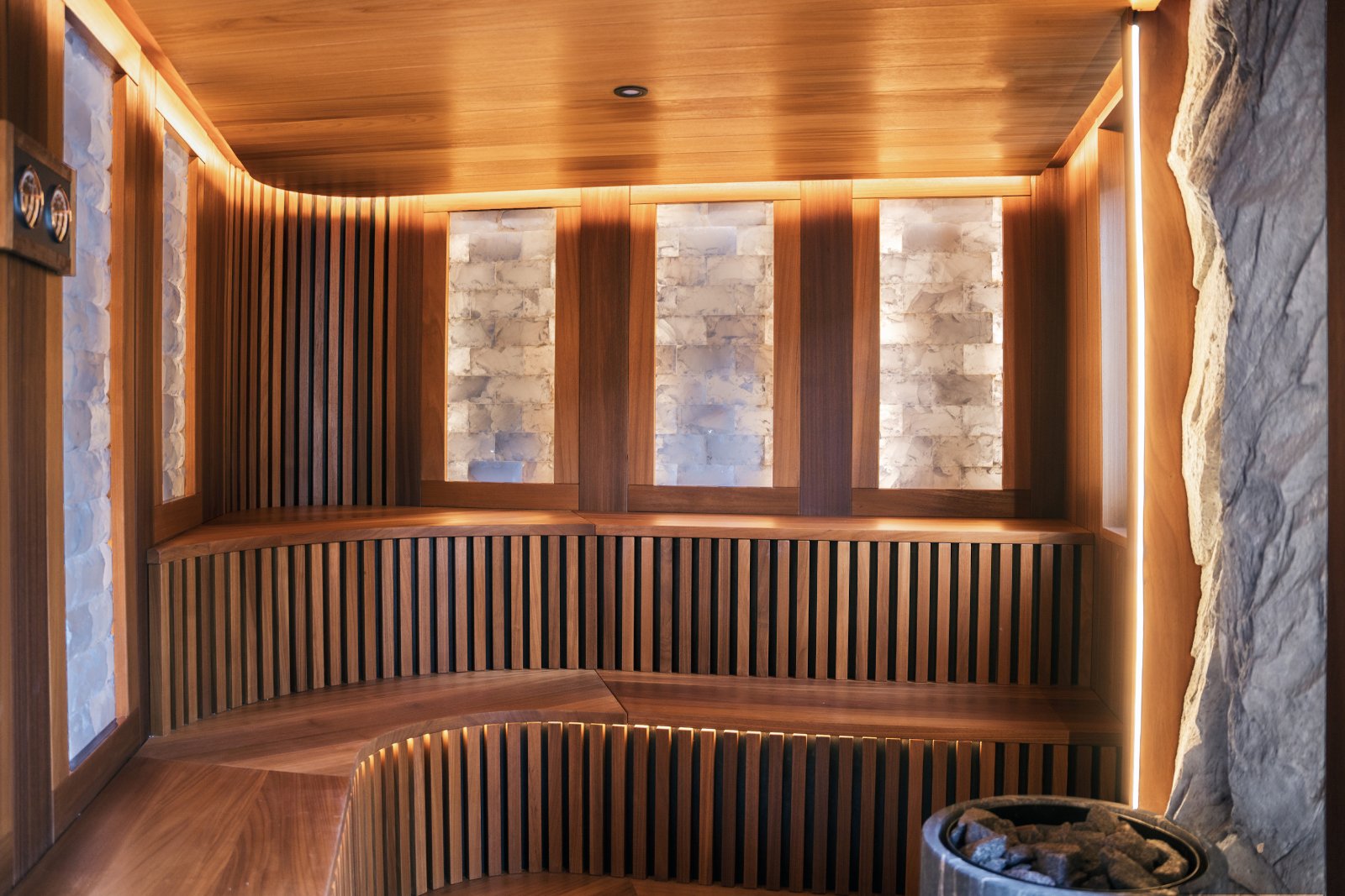 Le sauna en bois du spa du Four Seasons Resort Megève