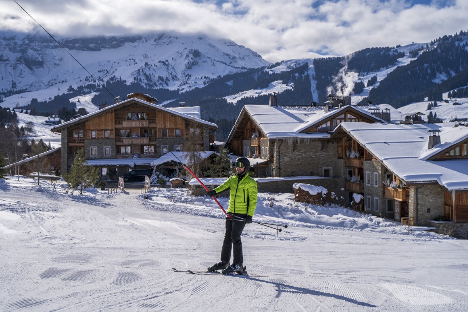 Ski aux pieds devant le Four Seasons Resort Megève