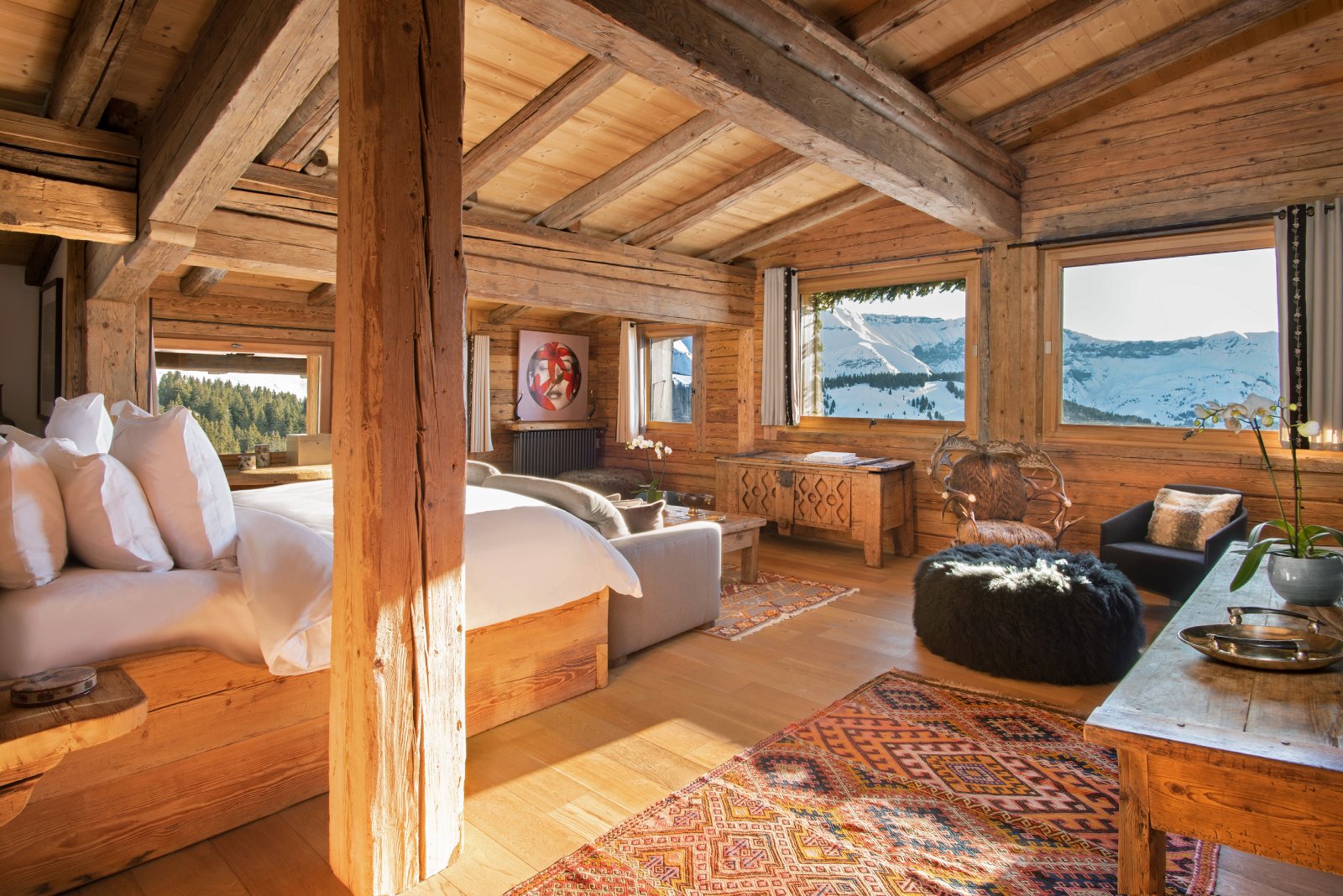 Une suite du Four Seasons Resort Megève, poutres et vue sur la montagne