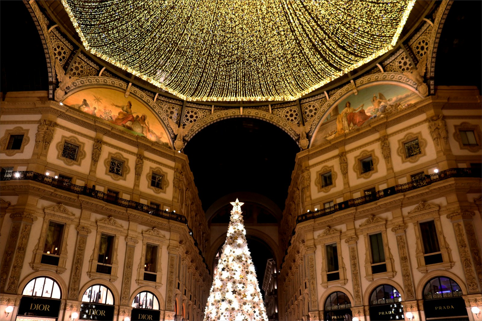 La galerie Vittorio Emanuele II de Milan et son sapin de Noël