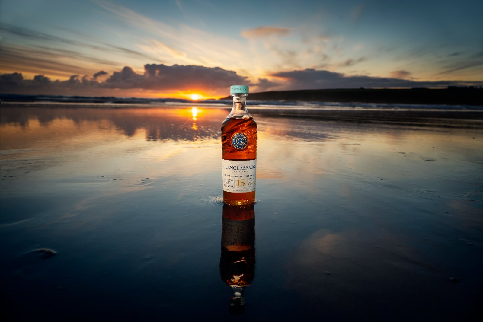 Glenglassaugh 15 ans sur la plage de Sandend Bay au coucher du soleil