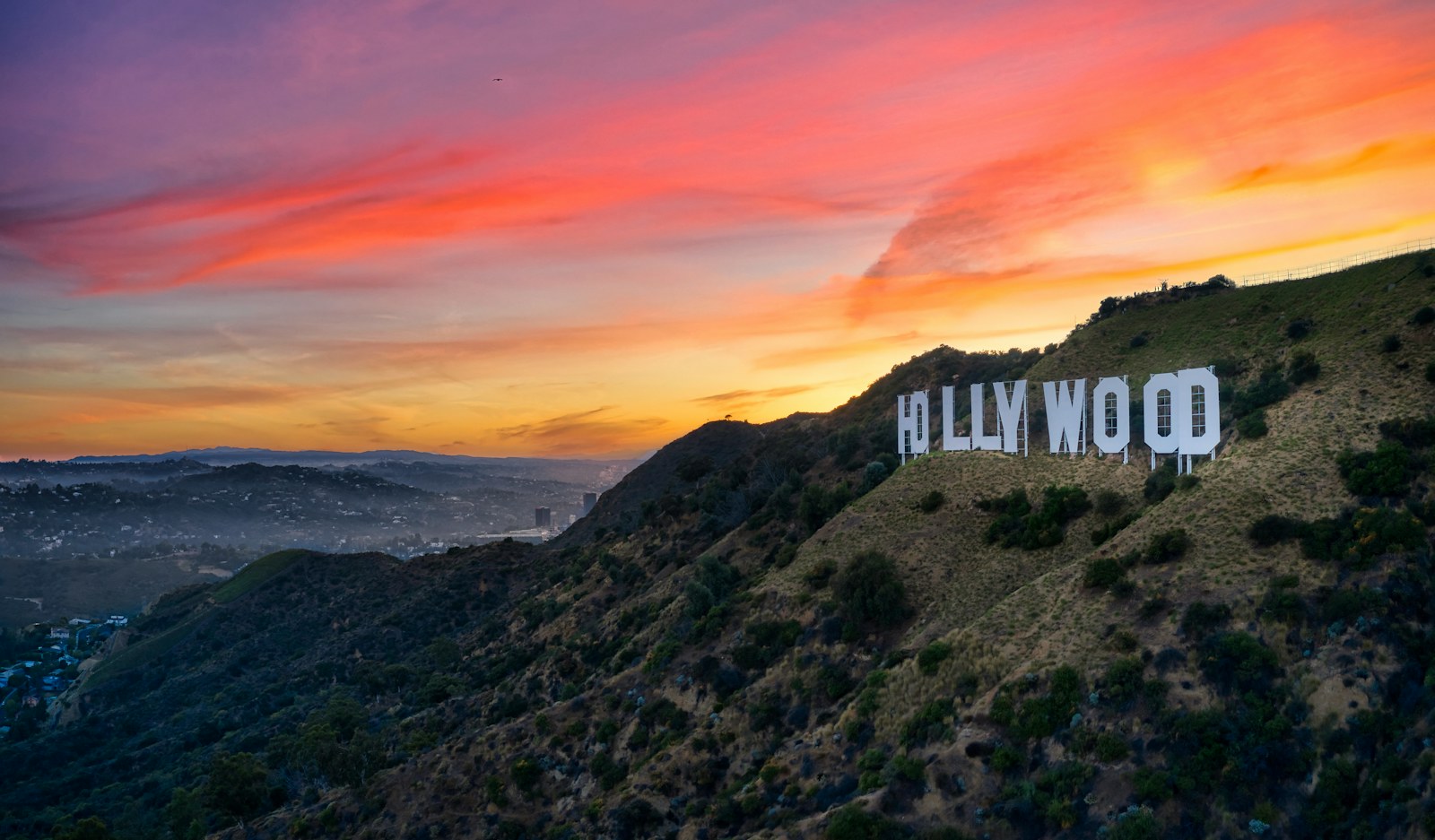 Panneau Hollywood sur les collines de Los Angeles au coucher du soleil