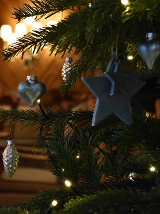Branches de sapin décorées de boules et d’étoiles à l’Hotel Singer