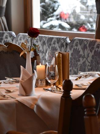 Table dressée près d’une fenêtre enneigée à l’Hotel Singer, à Berwang