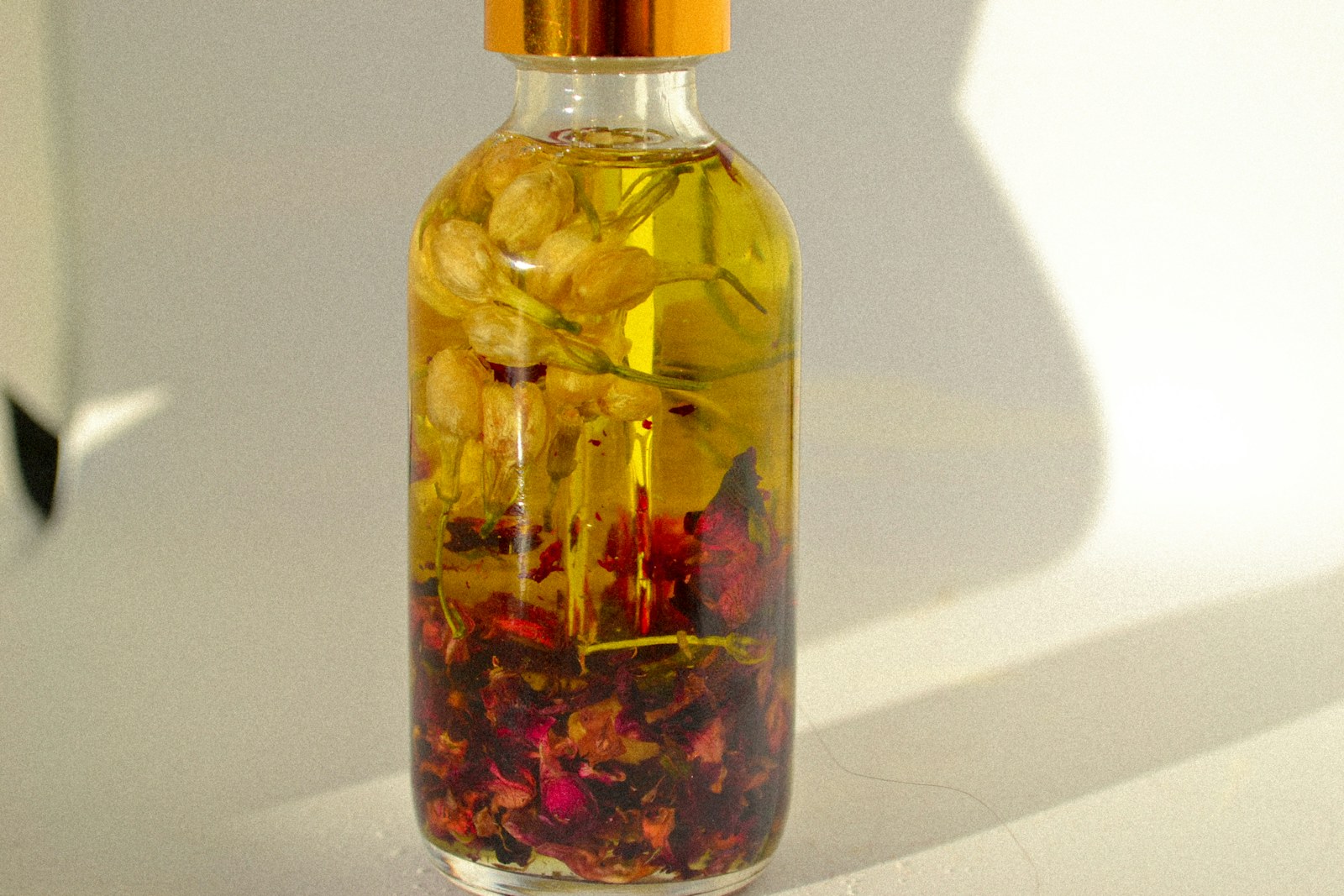 Bouteille d’huile végétale et boutons de fleurs