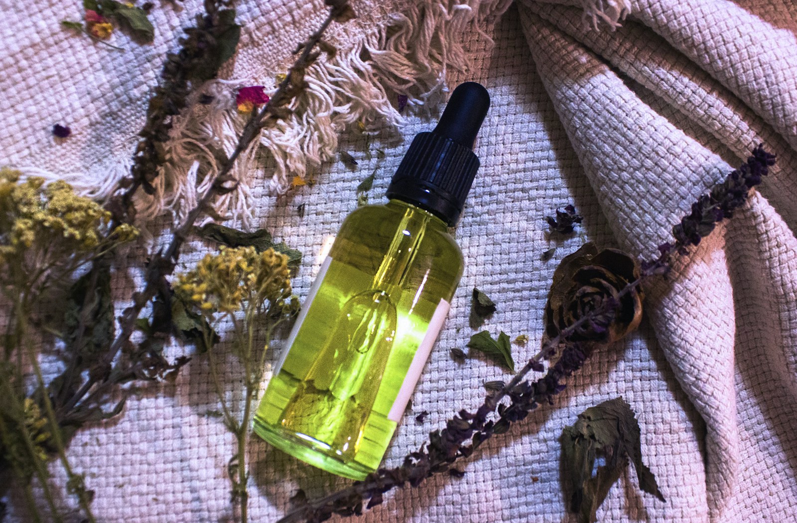 Flacon d’huile pour le visage avec pipette et fleurs séchées
