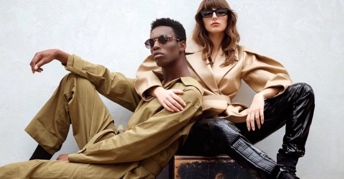 Couple portant des lunettes de soleil IRON Paris, tenues camel, campagne de la marque