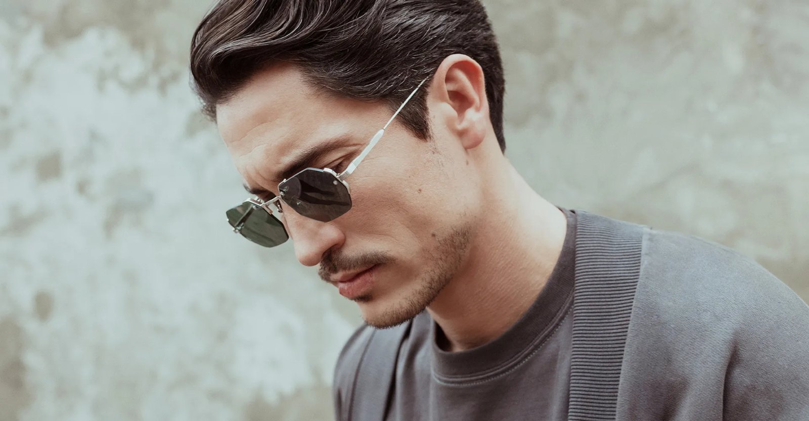 Homme portant des lunettes de soleil rondes IRON Paris, campagne de la marque