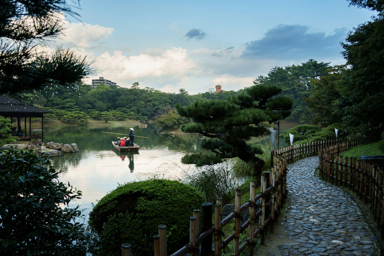 Un jardin traditionnel japonais avec son étang